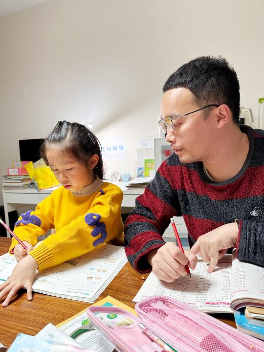 想毁掉一个孩子，你就随时不停的纠正他！
