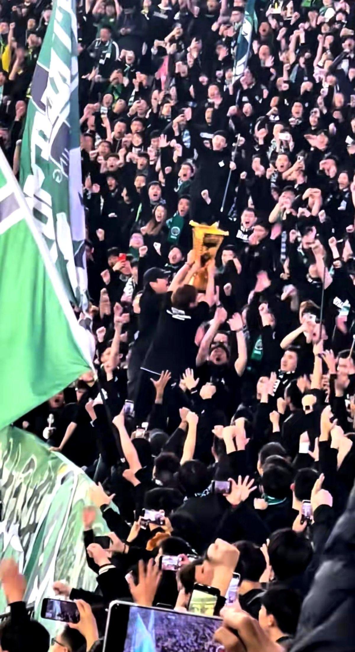 从来就没有什么情商表演。
只有奖杯离开手心的那一刻，真实的重量。
曼城捧起欧冠时