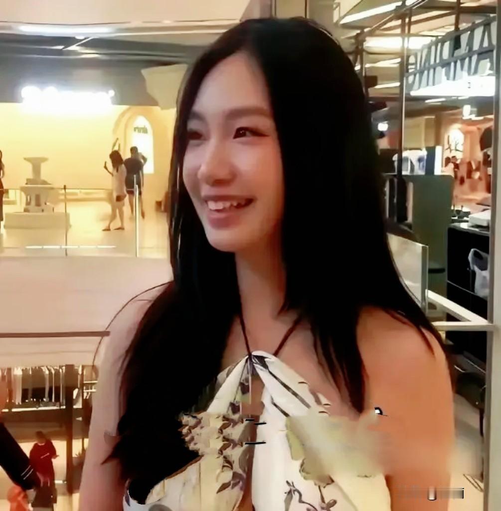 这年头，装大款连“道具”都不舍得花钱买个真的？

刷到那个“无锡艾琳”在伦敦街头