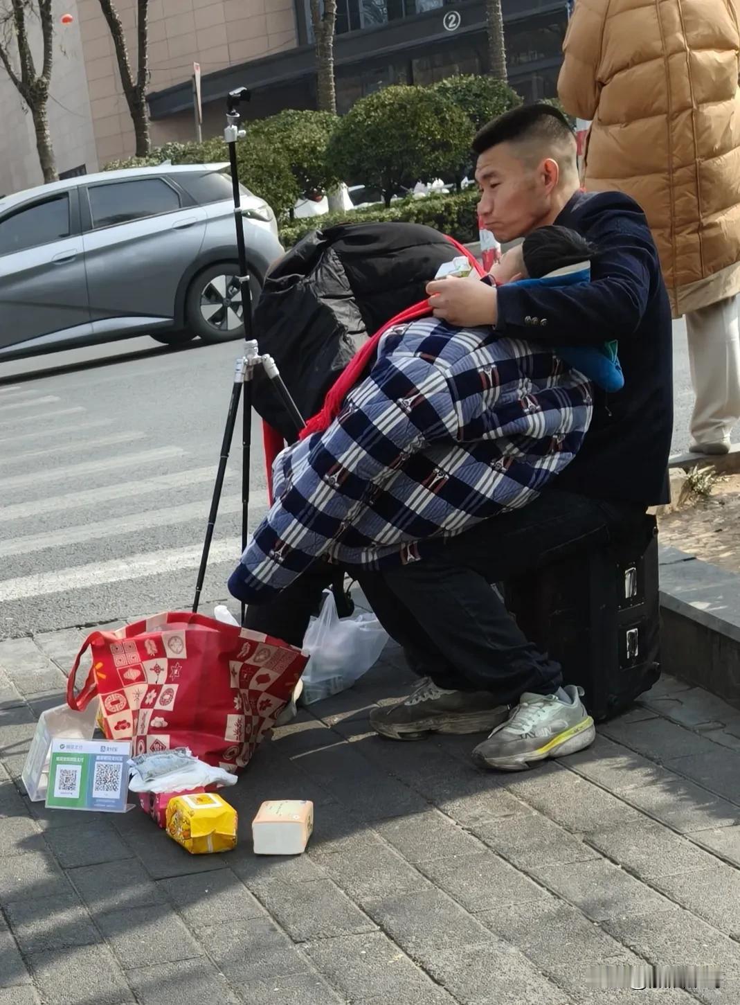 街头的”流浪“生活，“温暖“的一瞬间
看看这装备，够全了吧？
没想到，如今乞丐升