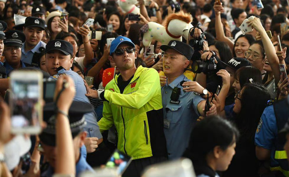 张继科说乒乓球热度是我带起来的 不然呢里约接机被踩100多脚 