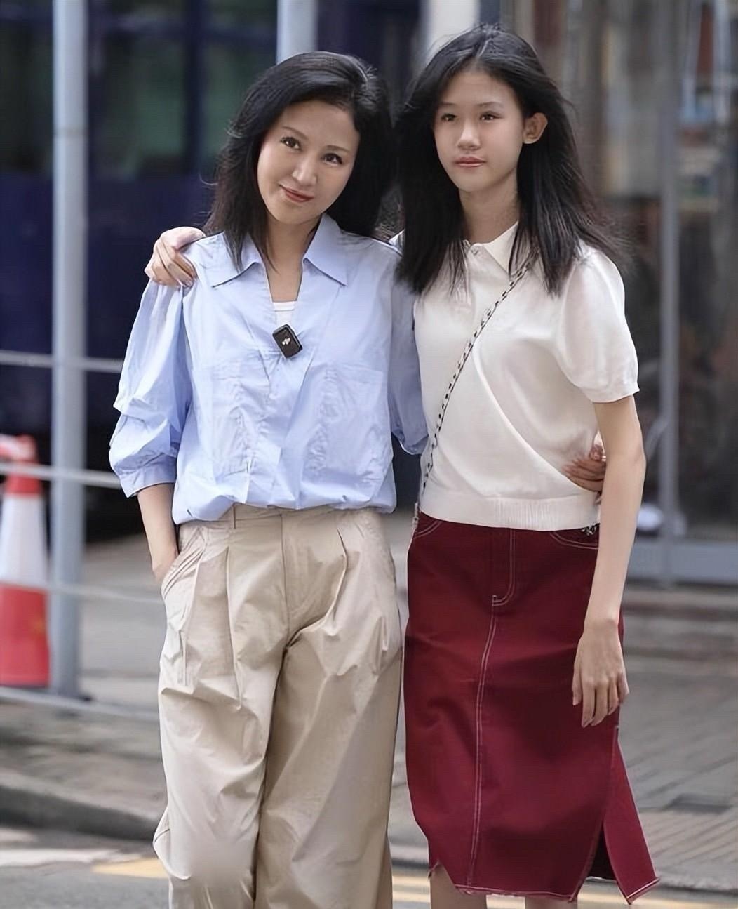 鲍蕾的大女儿身高有170厘米，在星二代里算是颜值挺出挑的，这多半是遗传了陆毅的好