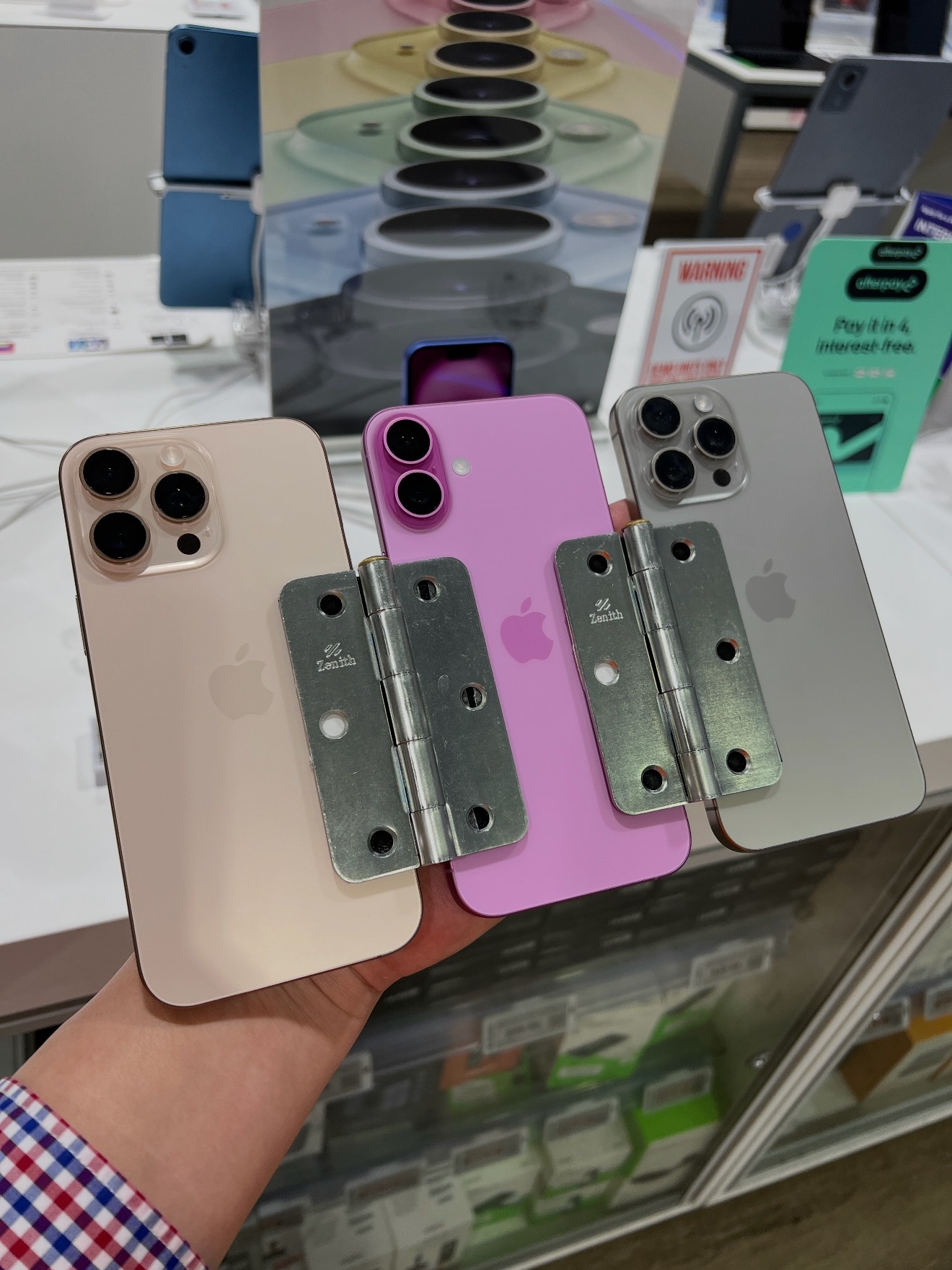 下面用的已经是苹果二十几了，那我估计下面的人早就用上苹果三折叠了，怎么折都有果