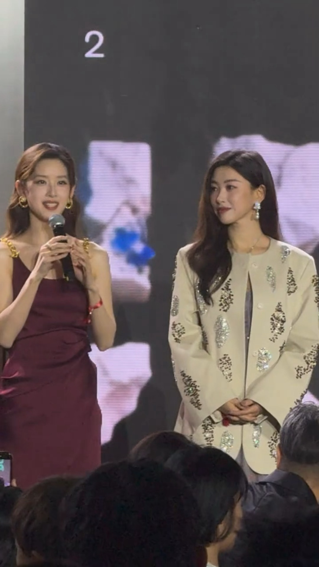 艺术晚宴上同框的章泽天和朱珠