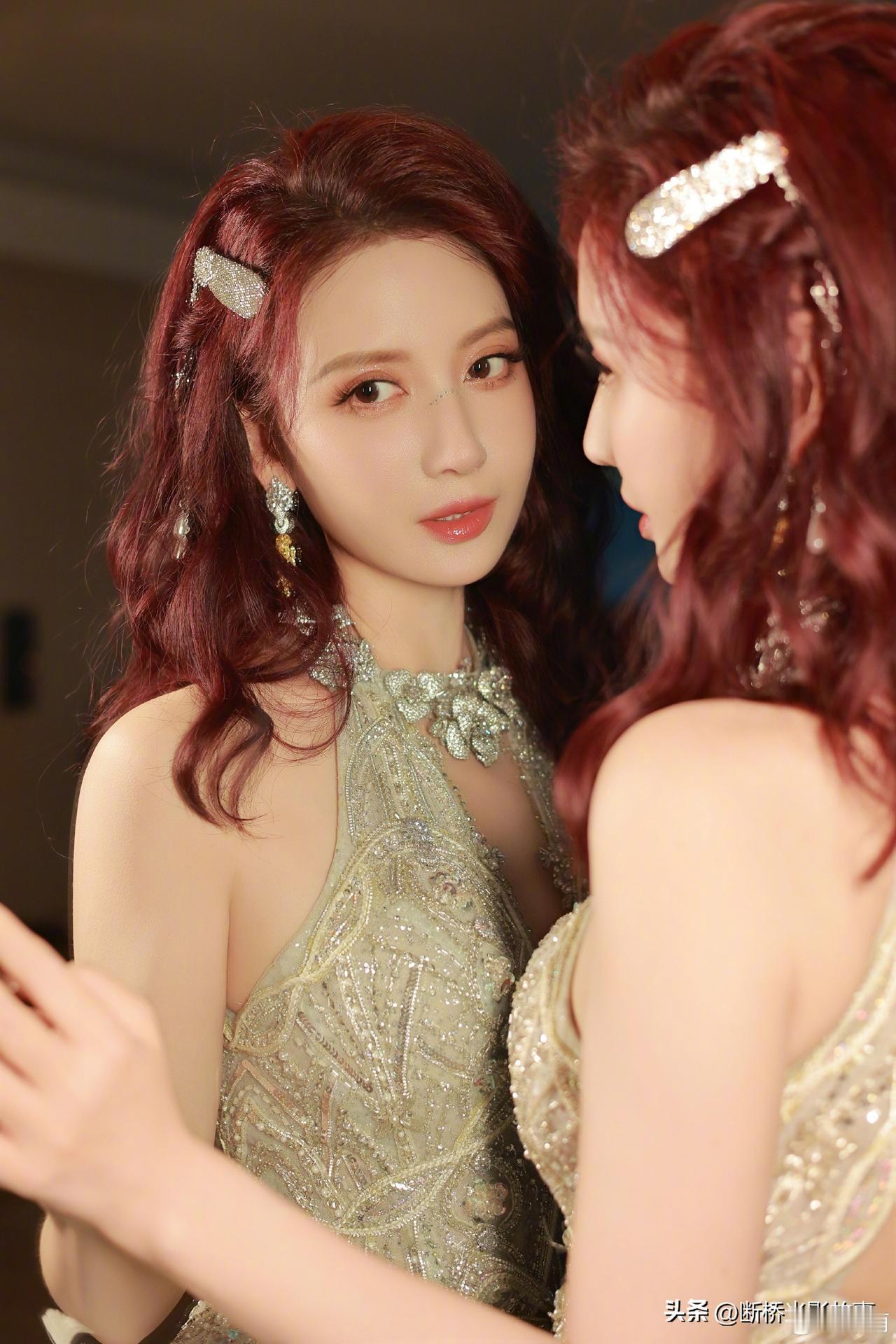 张萌这状态绝了！职场御姐与甜妹切换自如，气场拉满💃
 
谁懂啊！图片里的张萌直