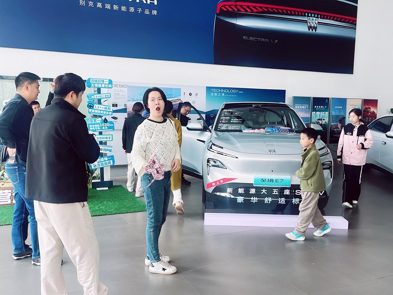 别克至境E7门店爆满：真龙插混“满电亏电一条龙”打消续航焦虑
这两天别克门店的停