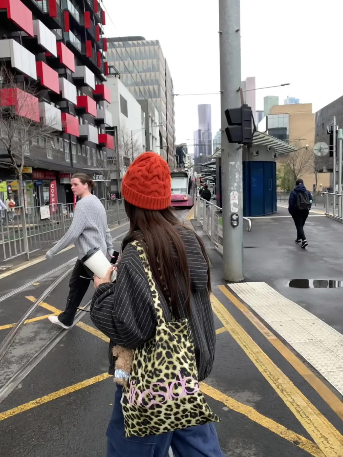 我会更坚强 会更独立 会更丰盈 会走得更远 只恳求身上的锐气不被消磨殆尽