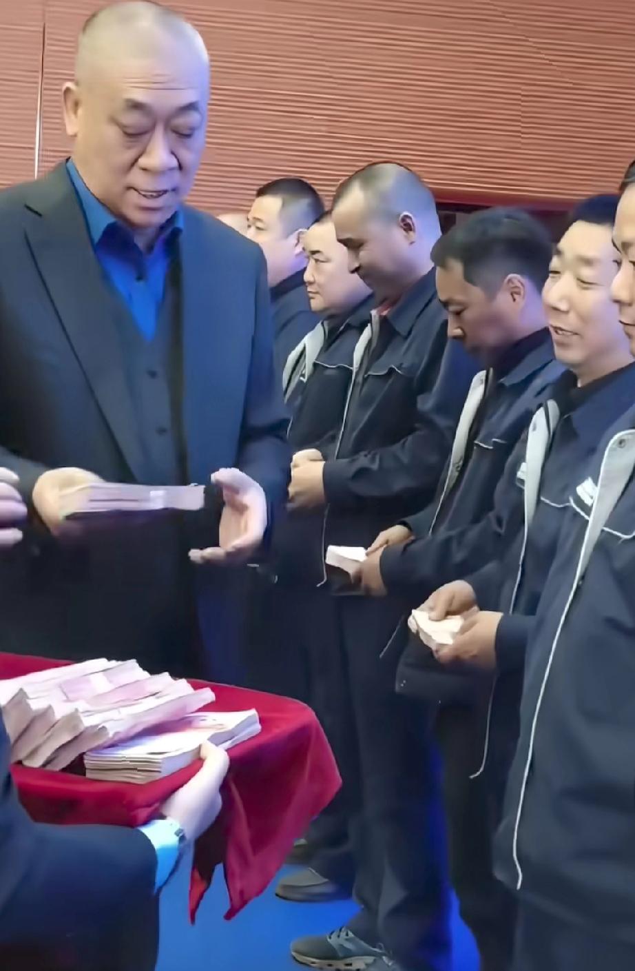 这样的老板你们爱么

河南新乡的企业家，又开始给员工发钱发酒了，这样的老板你们爱