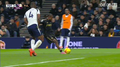 西蒙尼斯空接不进，吃到黄牌