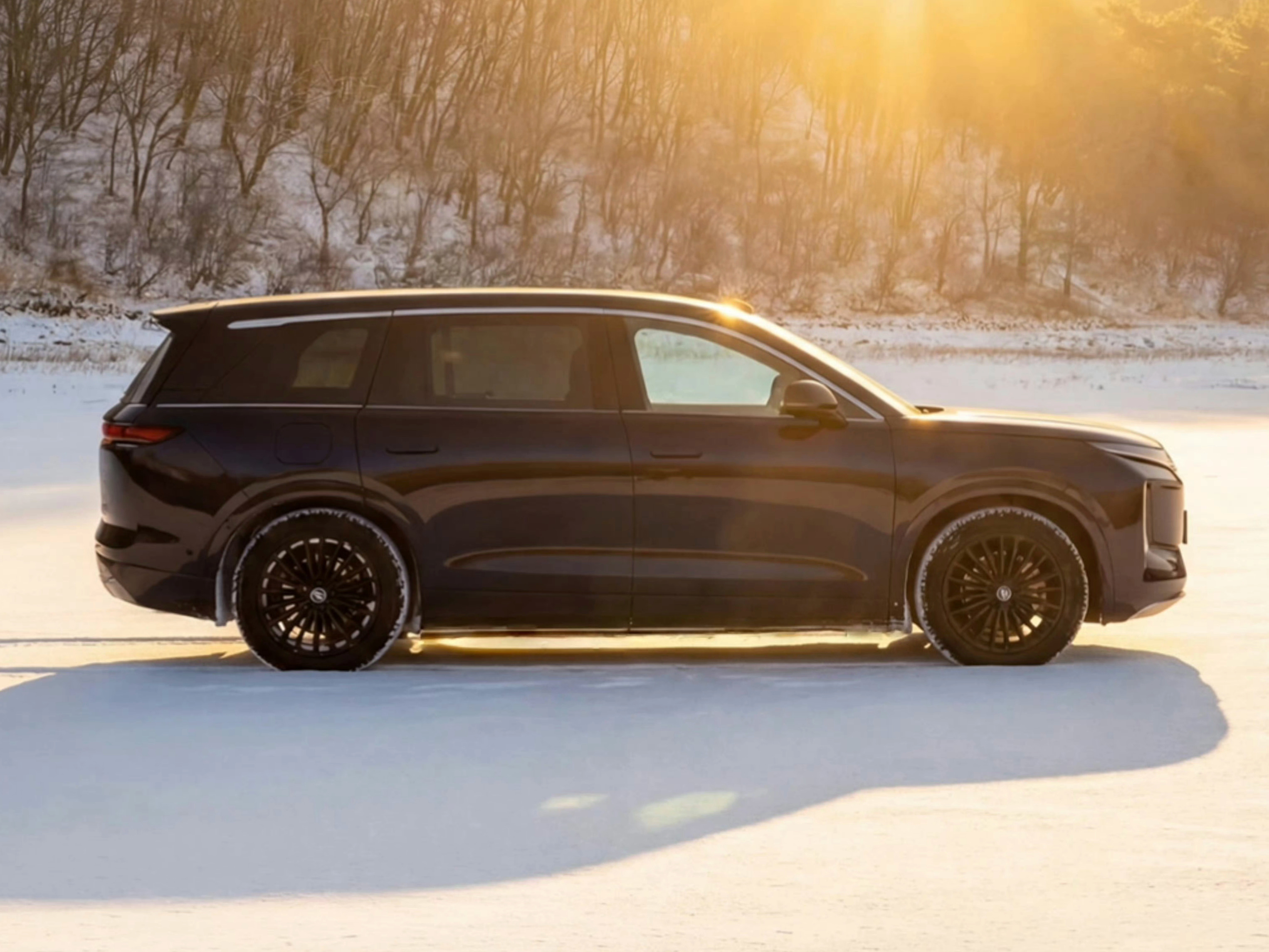 黑色比亚迪大唐，看着舒服多了~那个双拼+大饼圈的搭配，过于违和