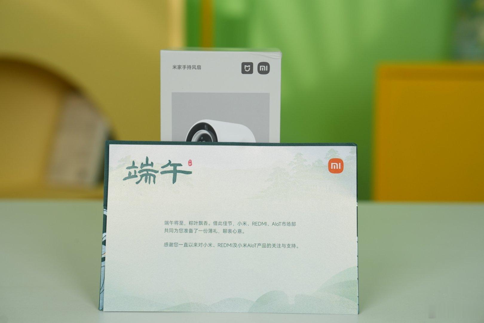 小米端午寄来的米家手持风扇，去柬埔寨那几天全靠它续命，颜值高风量大，而且支持10