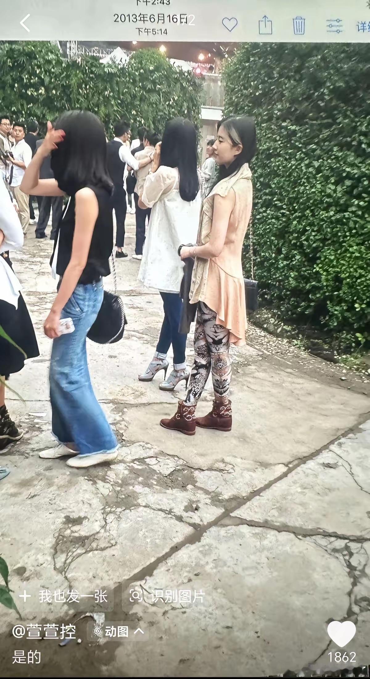 刘亦菲不愧被称为天仙，在一众美女的合照里，即使穿最难看的衣服，照样凭借美貌成为最