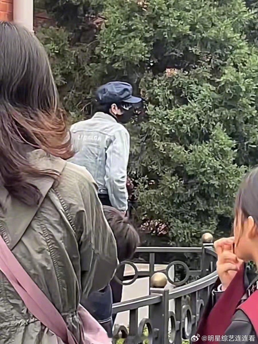 #环球影城偶遇张若昀# 网友在北京环球影城偶遇了张若昀，又高又帅！是人群中很亮眼