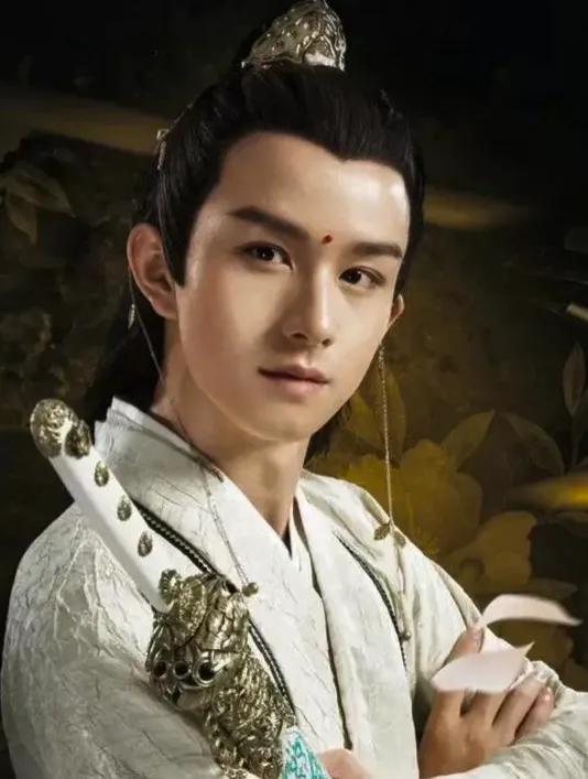 方，为头条联友对联：
厚德仁心昭四海，
豪情侠义震九州。