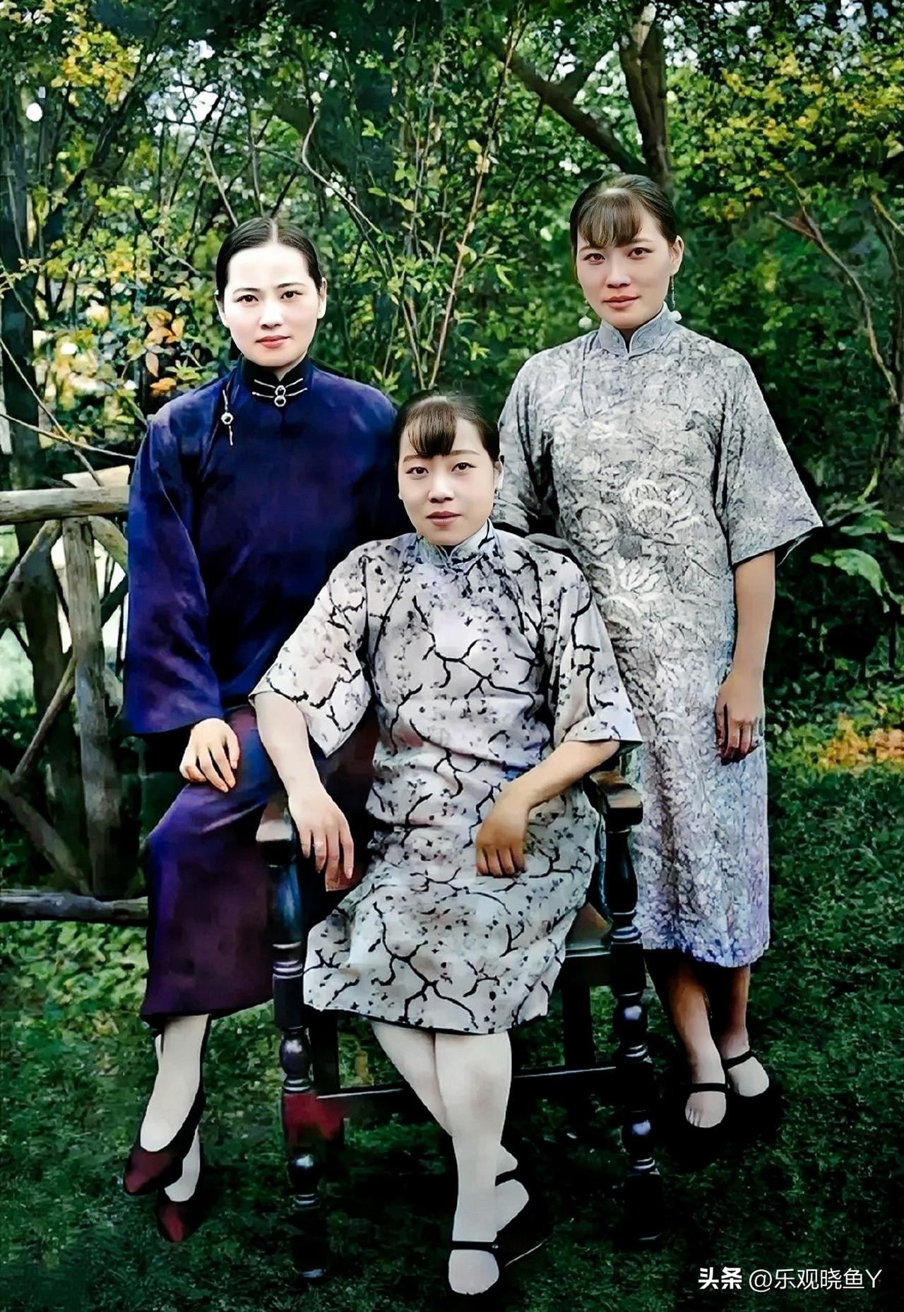 一九二八年，上海宋家花园，宋氏三姐妹宋霭龄与宋庆龄和宋美龄的合影老照片。这可不是