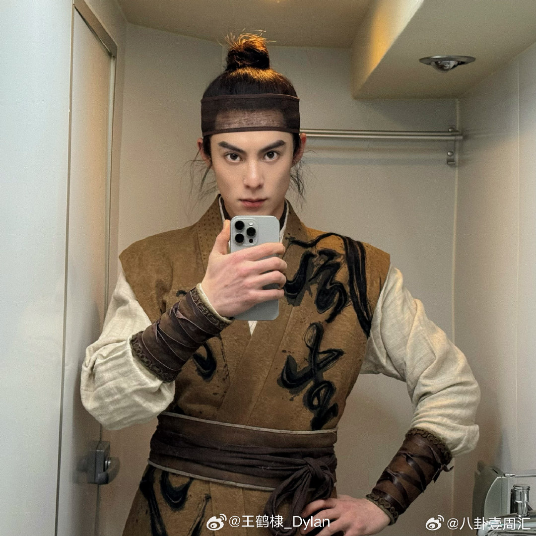 王鹤棣的睡颜帅气满分日常抓拍都这么能打，王鹤棣的颜值真的无死角亲爱的客栈
