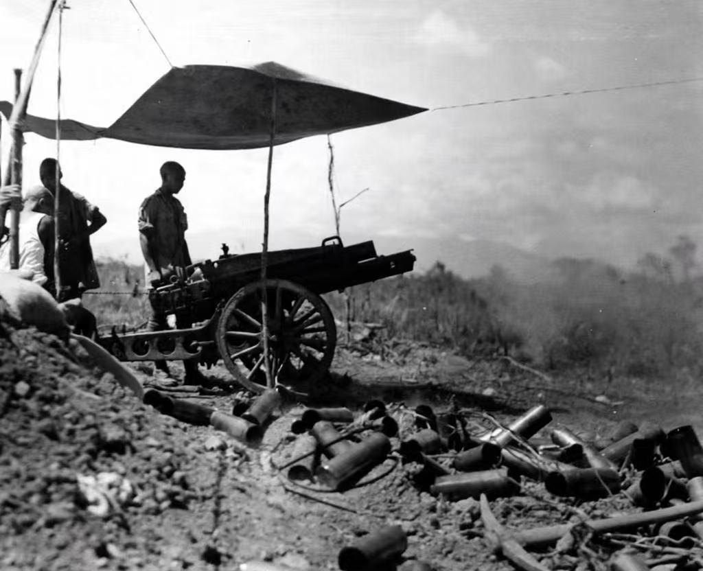 1944年6月，缅甸密支纳附近，远征军士兵正预备向日军目标发射75毫米驮载榴弹炮
