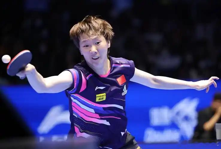 左手挥拍定乾坤，低调蓄力，高调夺冠，这就是王曼昱的专属气场！ 