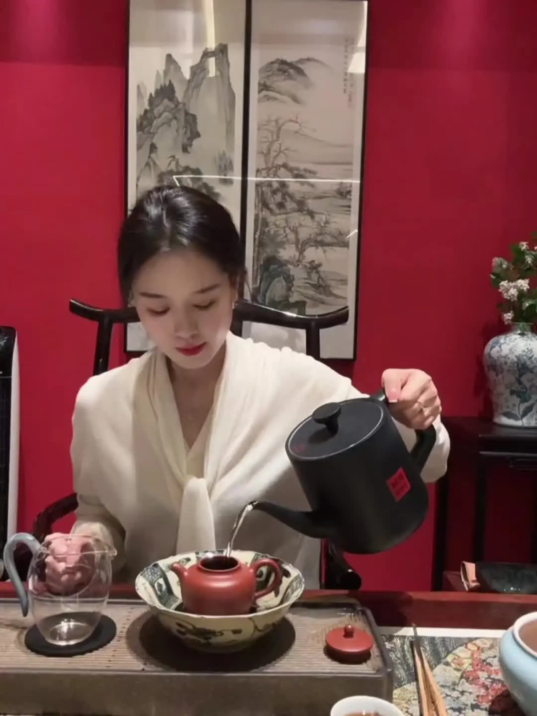 春花秋月何时了 往事知多少 问君能有几多愁 恰似一江春水向东流