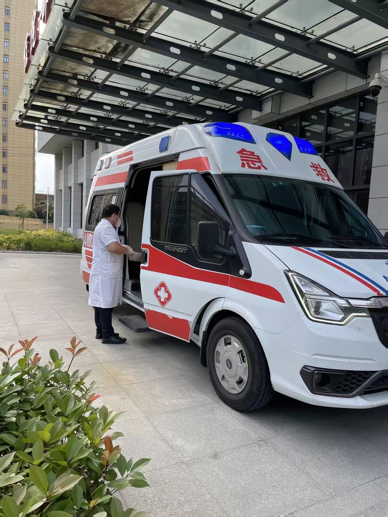 广东深圳，54岁女子腹痛不止，家属叫了救护车要将她送到离家2.8公里的公立医院，