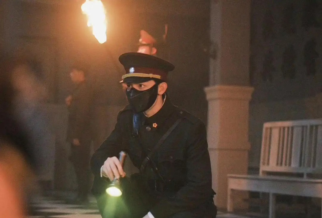 《九门》张副官口罩终于摘了？面罩掀起那刻，弹幕全是破防，催更党坐不住了 