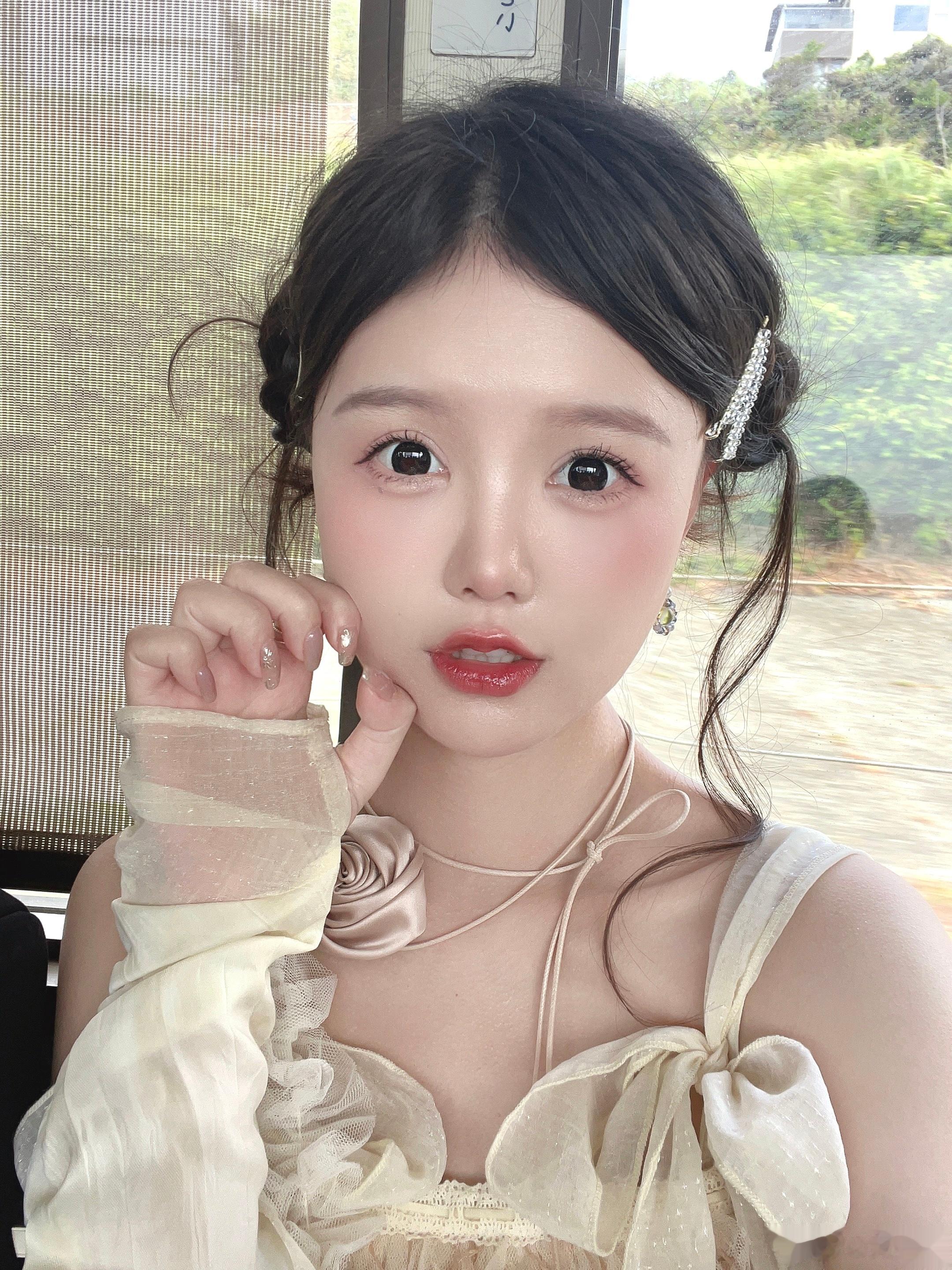 旅行中做的发型总是很得心应手☺️ ​​​