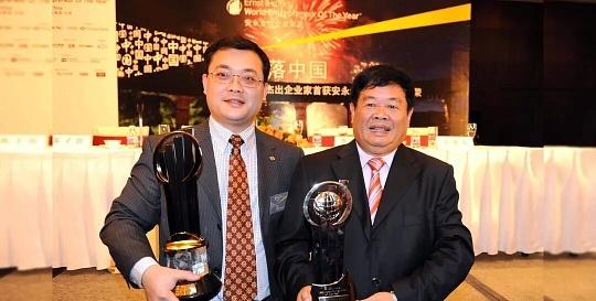 那个坐在马斯克身边、让雷军都没能同席的男人，到底是谁？他就是曹德旺长子——曹晖，