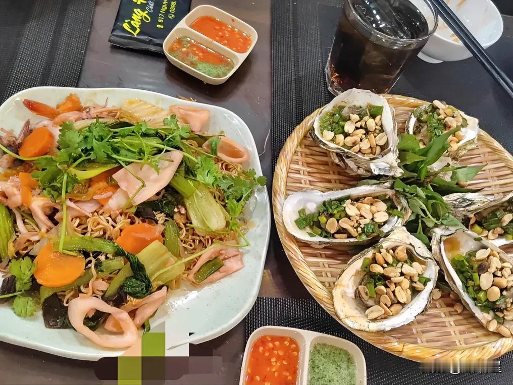 越南菜的种类跟咱们这里的菜差不多，但做法很不相同，他们的菜很少有油盐，大部分都是