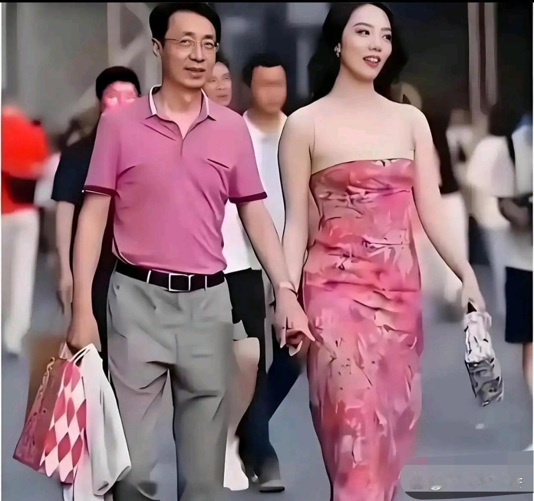 牵手门事件后，董思槿日子全变了。先是被老东家炒鱿鱼，没了收入。2024年想靠直播