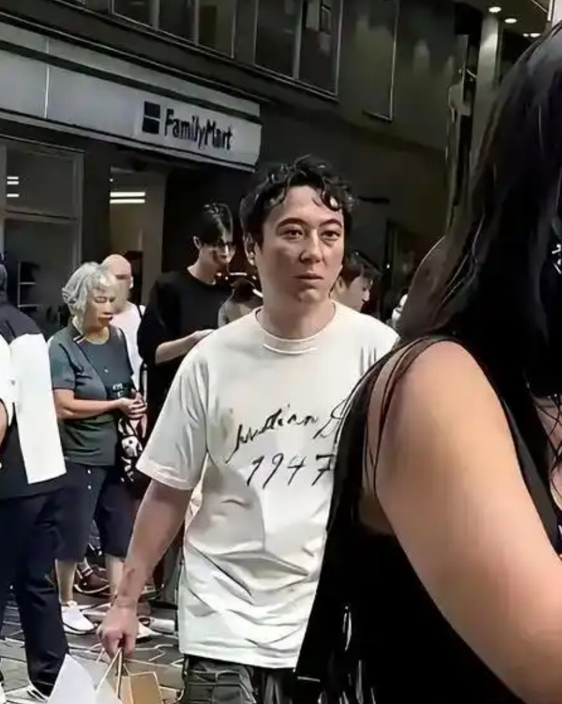 王思聪一改往日的公子哥形象 形象邋遢眼神呆滞看来王健林是真不管他了！ 