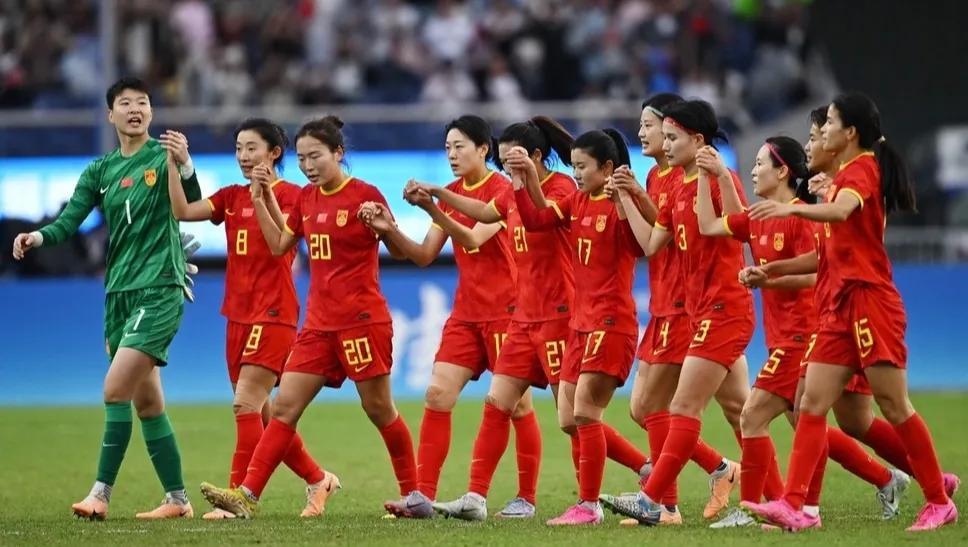 北京时间11月30日凌晨，中国女足在温布利大球场0 - 8惨败给英格兰女足，遭遇