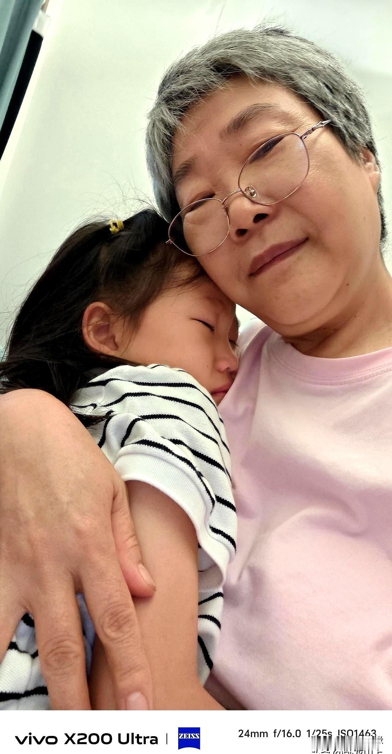 昨天上午在家陪孙子孙女玩，我无意间看到小孙女拖鞋上写了字，伸手想拿起来看看，结果