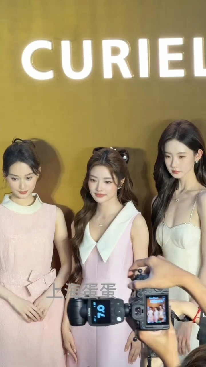 徐若晗张艺凡夏梦同框合照，看得出她们是公主～好粉嫩好元气的三位