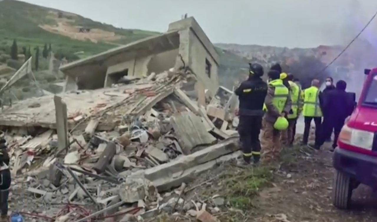 画面中，黎巴嫩多地满目疮痍，房屋坍塌成废墟，车辆被炸毁变形，玻璃碎片散落一地。救