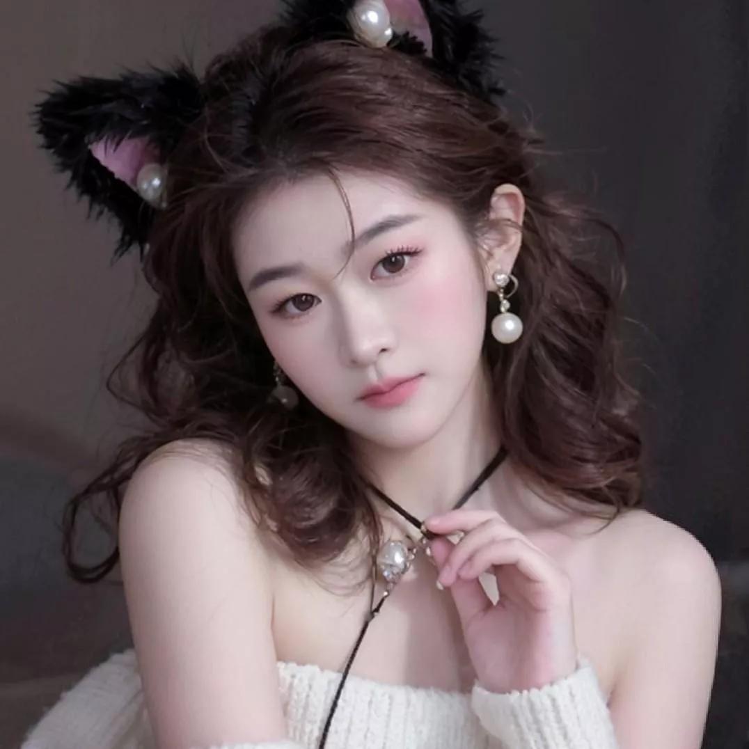 可爱猫耳少女，粉嫩妆容，珍珠耳环，优雅迷人。猫耳少女照 少女粉耳饰 猫耳朵系少女