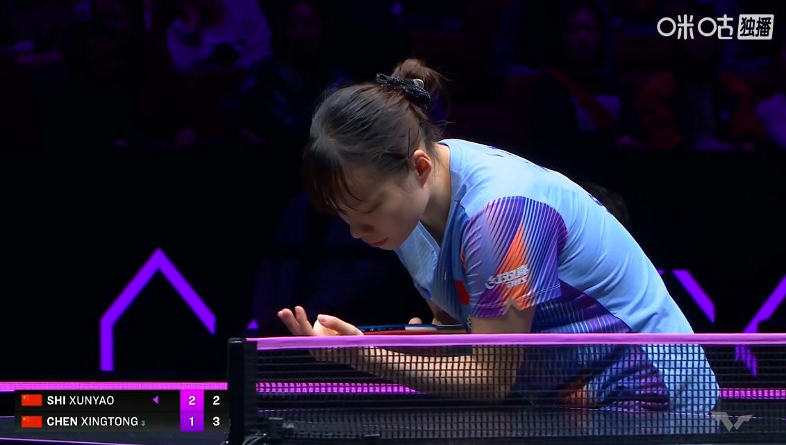 情况不妙，同同要被逆转，
今天石洵瑶的反手变直线打的太顺了，
同同有点打急眼了，