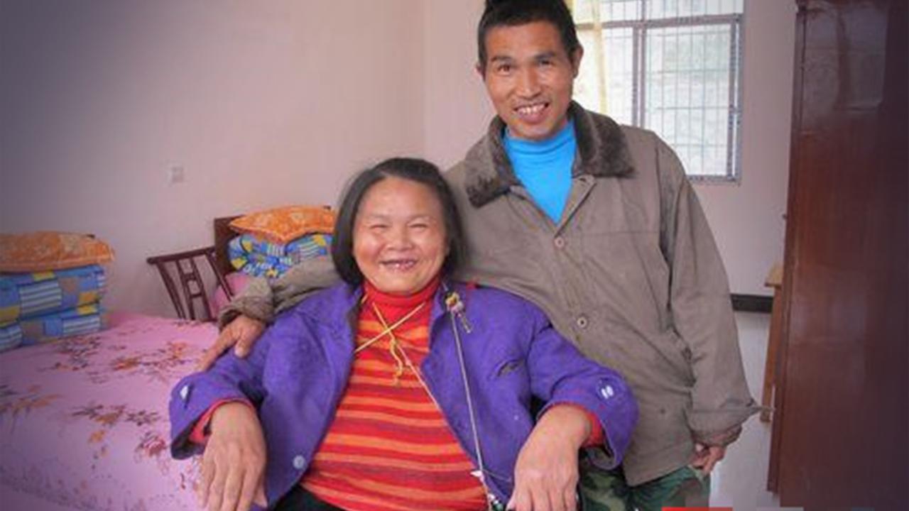 2001年，山东一名三轮车夫在街头发现了一位被遗弃的高位截瘫女子，他动了恻隐之心