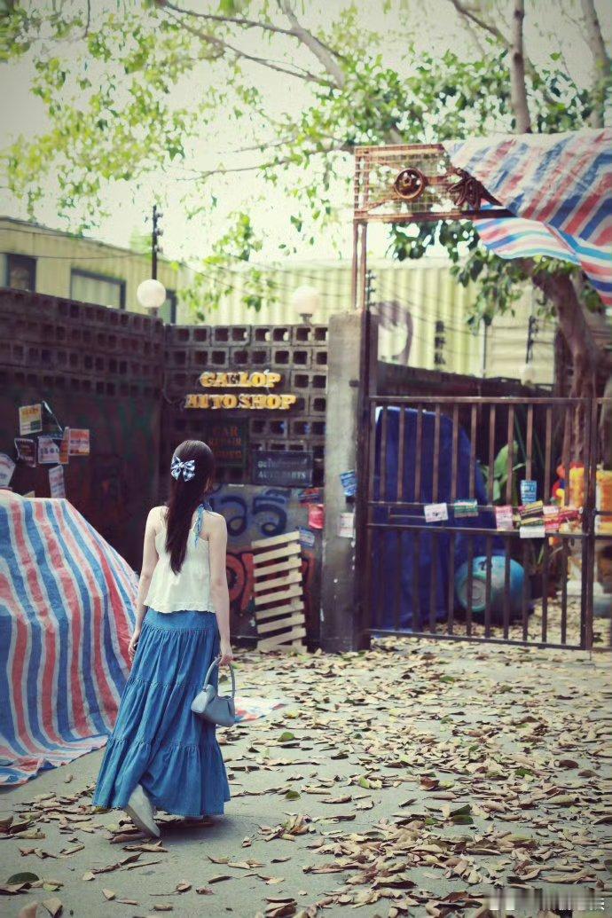 虞书欣何与当年的事各有难处一个赛车受伤不敢拖累，一个为妈妈远走加拿大，硬生生错过