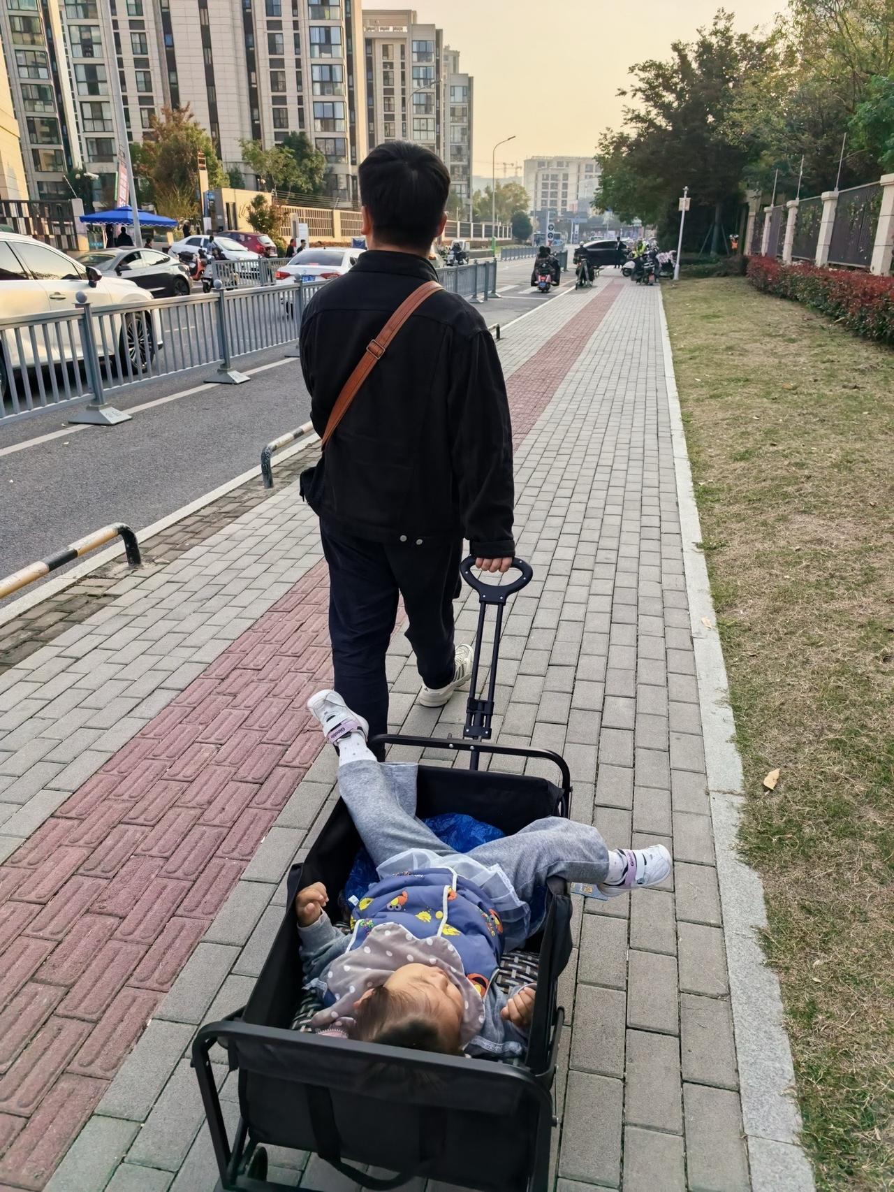 在家不睡觉，还得这移动的床车记录生活 爸爸带娃