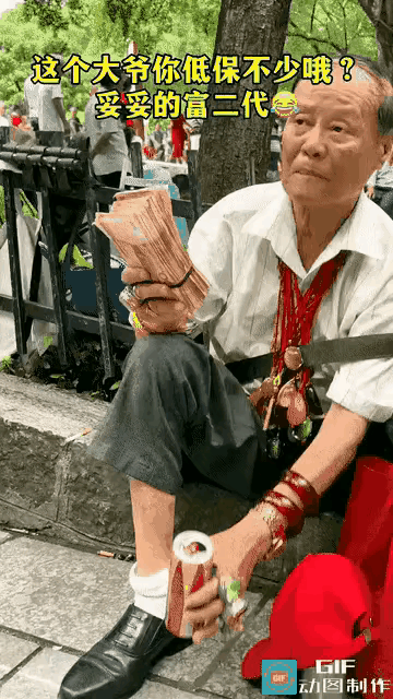 大爷每月上旬就会去银行取出社保发放给自己的养老退休金
两万少点
老两口子怎么花都