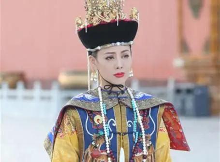 1614年，科尔沁草原上一支送亲队伍向建州女真出发。14岁的蒙古姑娘哲哲骑马走了