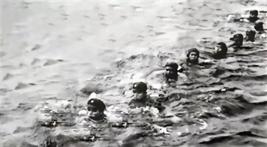 1965年9月29日，解放军驻琼某部9名战士武装泅渡琼州海峡，每人携带装备总负重