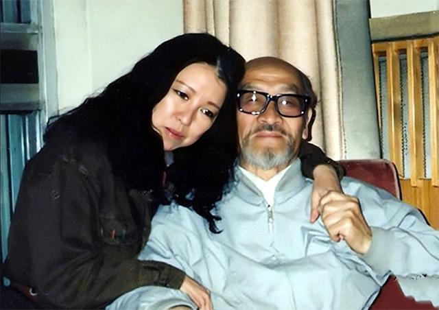 1990年拍下的这张珍贵合影，定格了三毛与王洛宾短暂又刻骨铭心的交集。这张罕见的