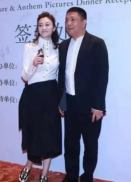 原来这就是李小冉嫁的男人啊！这形象、这气质、这长相、简直不要太爷们了，看着像黑社