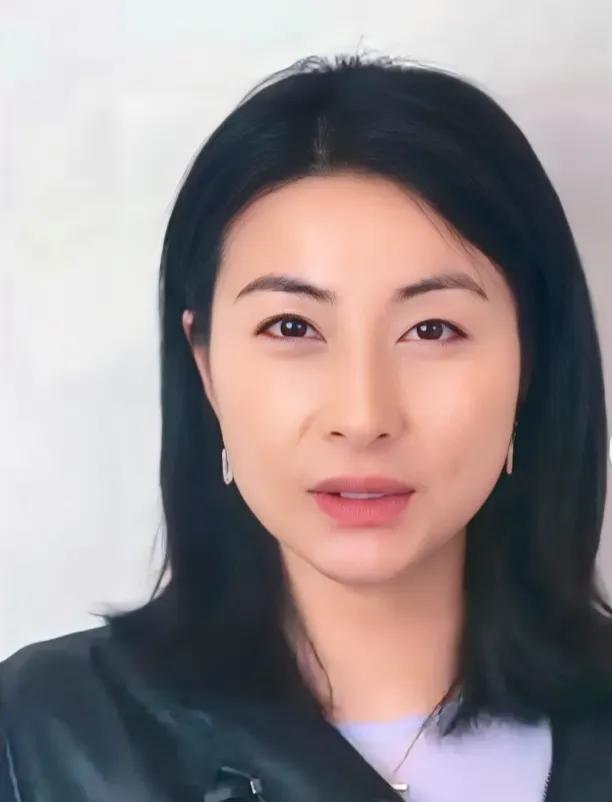 郭晶晶太让人意外了！

8月10日，郭晶晶悄悄登上热搜，原因是多方媒体爆料，郭晶