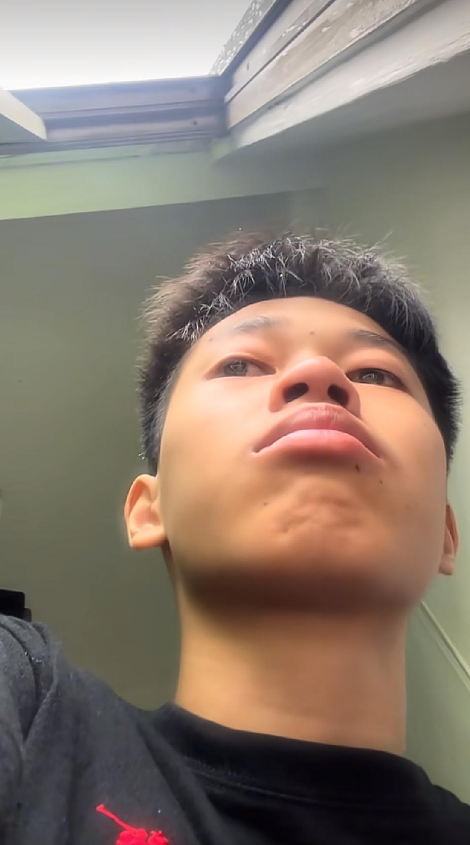 打暑假工的小伙子，刚走到一个角落里，就绷不住哭了，原因听着更是让人心疼。

这是