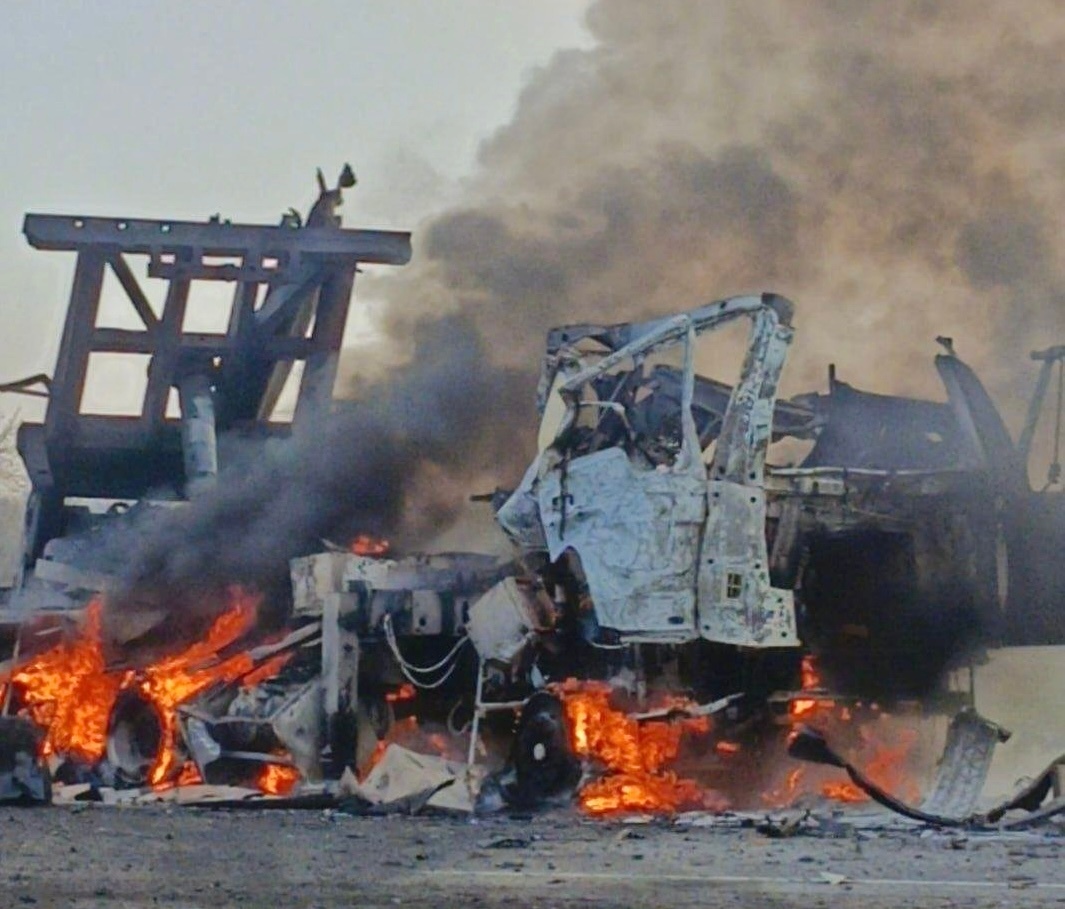 一套俄大型军装备战损的新画面流出，去年底被打的。当时只有很远距离拍的图，被错误识