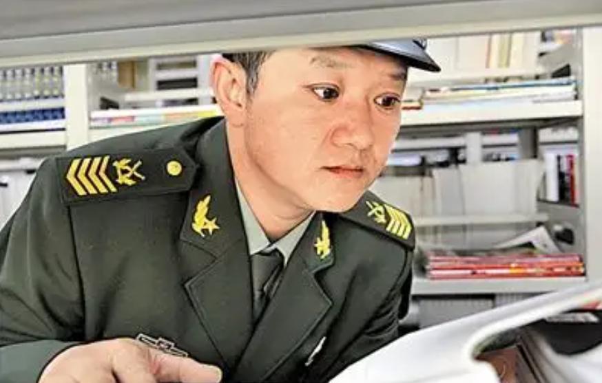 1986年，一个18岁的山东莱西小伙参军入伍，原本是冲着装甲兵去的，结果因为是初