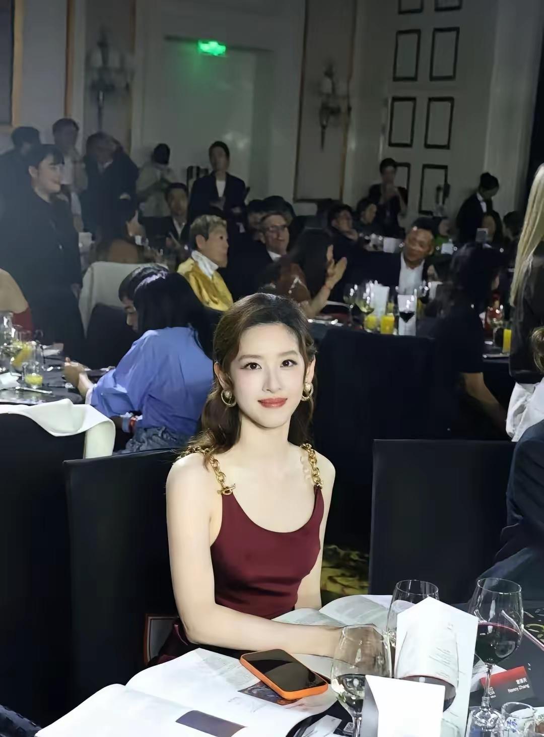 章泽天又火了一把。最近她有了个新身份——VOGUE客座总监。这一次，不知道刘强东