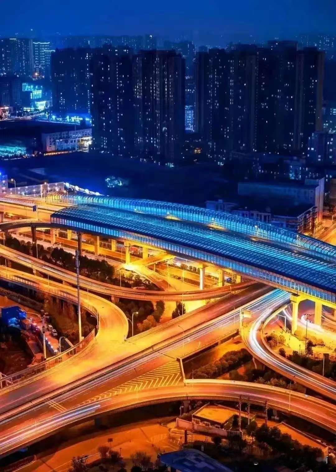 鱼摊前，活鱼在水中游动，溅起阵阵水花。老板手持网兜，敏捷地捞起一条鱼，动作娴熟地